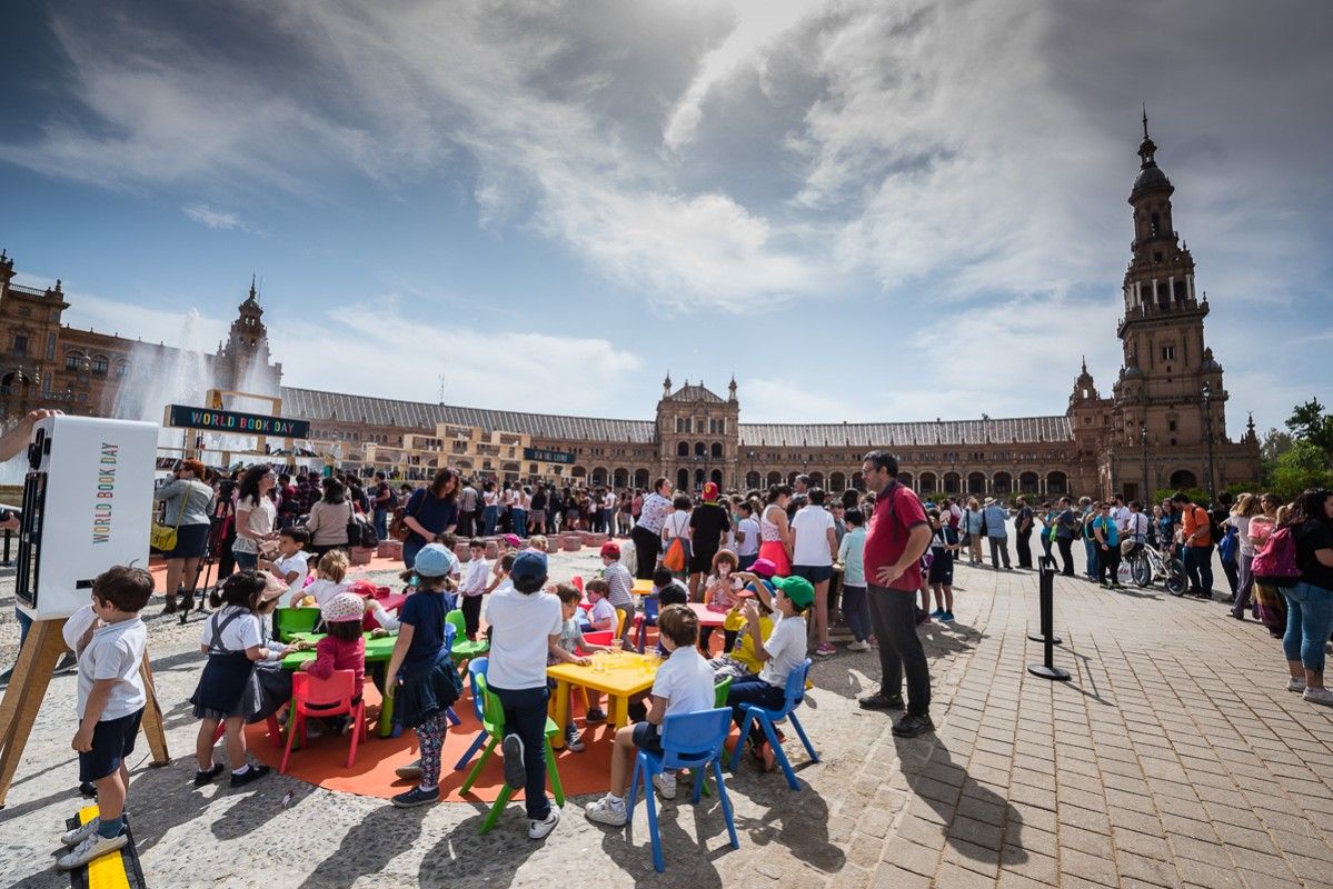 evento amazon sevilla biblioteca gigante dia mundial del libro 009
